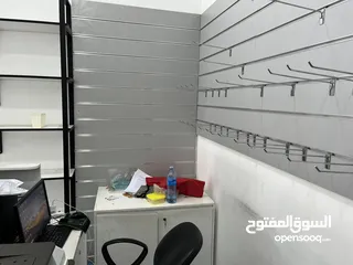  5 ديكور كامل ارفف و ألواح تعليق وبترينات بحالة ممتازة