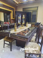  7 طاولة سفرة مع 8 كراسي ديكورات وخزانه ومرايه معها خزانه