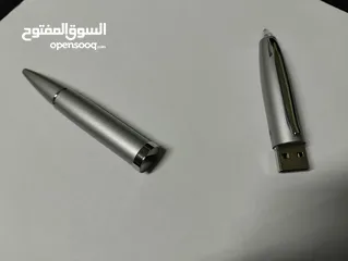  5 قلم مع وصلة USB فلاشة من نوع CONCIERGE علما أن مساحة الفلاشة 2 غيغا
