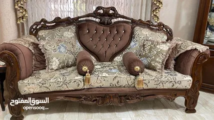  9 طقم كنب 7 مقاعد شبه جديد مع طربيزات