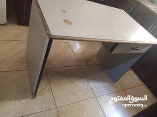  1 طاوله مكتب مرتبه وبتنفع لدراسه