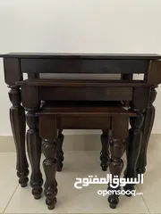  2 طاولات خشب بني راقية (طقم 3 طاولات متداخلة) – بسعر مغري!