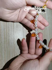  8 ميداليات واساور وتوزيعات أعراس وحقائب من الخرز