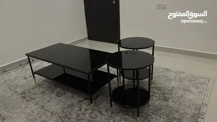  1 طاولة وسطية مع عدد 2 جانبي