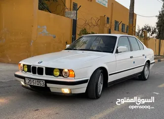  1 للبيع بحالة الوكالة BMW 520i موديل 1989 جير عادي