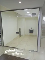  7 تركيب السيكوريت والمرايا وجميع أعمال الزجاج والألمنيوم بجودة عالية"