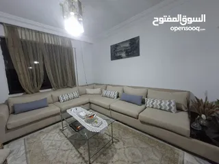  3 كنب زاوية أنيق مكوّن من 4 قطع بلون بيج راقٍ، تصميم مريح وعصري، خشب ثقيل وجودة عالية، بحالة ممتازة