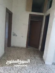  9 عمارة مكونه من طابقين وساحه خارجيه للبيع