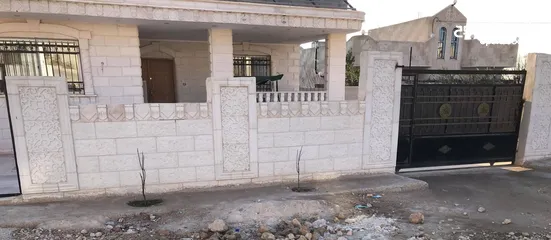  2 منزل مستقل شبه فيلا اربع واجهات حجر قريب من الشارع الرئيسي