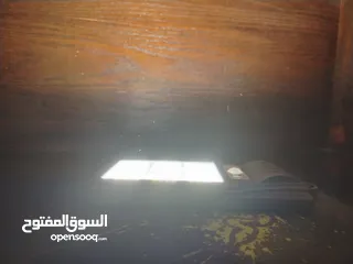 1 ضوء بشحن عن طريق الطاقة الشمسية يعمل عند الاستشعار سنسور حساس مع ريموت وستاند بس ناقصو برغي