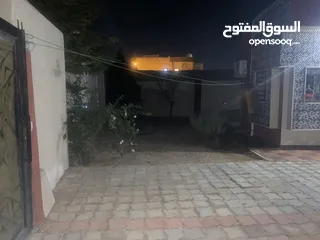  17 قطعة ارض عليها منزل واستديو