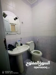 7 شقة للبيع مخدومة مع مصعد طابق اخير حالة ممتازة مطبخ أمريكي حالة ممتازة سكن مرة واحدة