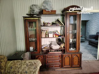  7 أثاث غرفة جلوس كامل (طقم كنب +طاولة صالون +3 طاولات صغيرة) بحالة جيدة جداً بسعر مغري