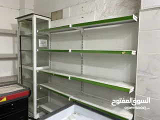  3 ما بعرف كم متر بس كبير ولمحلً كبير للتواصل بشكل مباشر علا الرقم