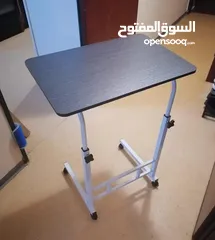  15 الطاولة الجانبية المتحركة – عملية وأنيقة   تصميم عصري يناسب أي زاوية بالبيت ويضيف لمسة مرتبة.