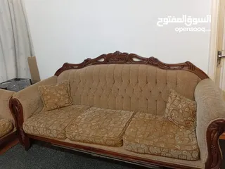  5 طقم كنب مستعمل بحالة جيدة للبيع بداعي السفر
