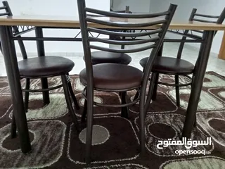  8 طاولة سفرة صغيرة أو مطبخ مع أربع كراسي بحال الجديد