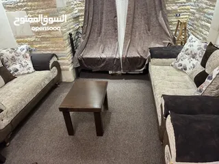  4 طقم صالون للبيع استعمال خفيف مع برداية و موكيت  موجود في بيت لحم