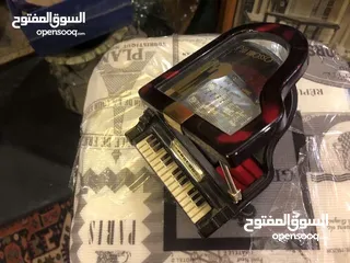  5 مصغرات بيانو مع عربه الاثنين فيهم موسيقى