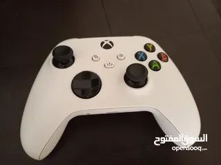  3 اكس بوكس سيريس اس بسعر لقطه ونضيف مع يد اصليه ما فيها أي عطل تواصل عن طريق سوق المفتوح