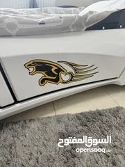  4 سرير سيارة لون ابيض بحالة ممتازة للبيع مع الفرشة و ريموت كونترول للتحكم عن بعد بالألوان و الاصوات .