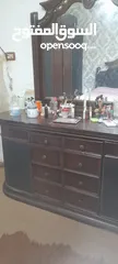  1 غرفه نوم مستعمله بحاله جيده تخت وبيرو وملحق وروسيتين وخزانه بدها شويه تزبيط الجوارير فقط