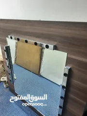  2 مسرحيه2 ثنين مو وحده هو جديد بس في تراب  معاه الاضويه كامله