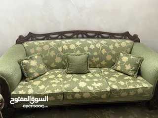  4 طقم كنب ضيوف مقاعد عدد 9 بحاله ممتازه مع طقم طاولات