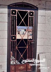  21 تركيب جميع انواع القرميد  تفصيل ابواب وحمايات ودربزنات  تركيب مظلات وبرقلات   صيانه عامه