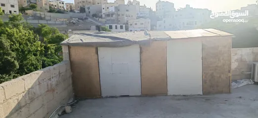  2 خشه حمام ثلاث ابواب  الطول 4متر العرض متر وثلاثين العب راكب عليها السقفيه خشب ظهر الفرصه من ورا طوب