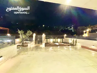  1 حديقة على مستوى الشارع  ومدخل خاص