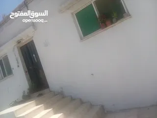  1 ارض +منزل وارض مزروعه اكثر من نوع شجر ونبات فيها منزلين وكراج سياره مع البيت ايضا وع شارع للبيع كامل