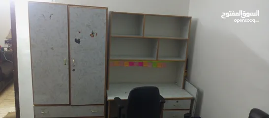  4 مكتب للبيع: مكتب مع خزانة بحالة ممتازة