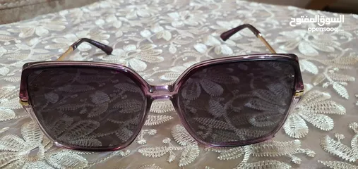  22 نظارتين شمسية للبيع مع العلب الأصلية