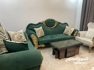  4 طقم كنب بحالة الجديد مع طاولة وسط و سيرفس عدد 4 الارسال على الواتساب