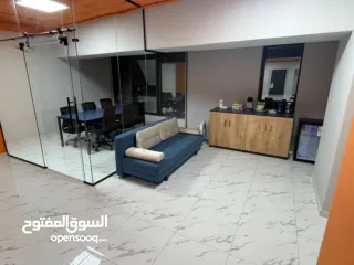  4 مكتب تشطيب سوبر مفروش مع الاثاث منطقه. حيويه اطلاله. وسط رفيديا واصل الماء والكهر،باء تسليم فوري
