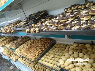  1 محل حلويات للبيع في وسط البلد