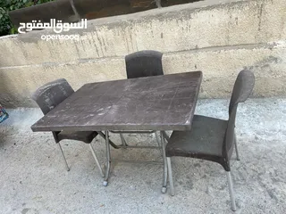  4 اربع طاولات بنية بلاستيك 2 بحالة ممتازة و2 يوجد كسر بسيط 11 كرس بني 4 كرسي سكني مع 4 طرابيزات  بحالة