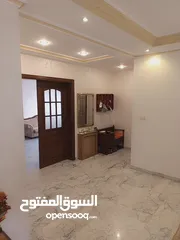  1 شقة طابقية ط1 عبدون 258 م  قرب السفارة السعودية  منطقة فلل