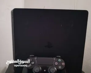  4 PS4 slim بحالة ممتازة ون تيرا مع يد اصلية و حساب fc25 و سيدي ريد ديد  و قاعدة شحن الايدين