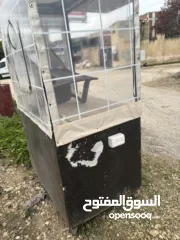  3 بسطة حديد مرتبة ومسكرة من 3 جهات طول 120 عرض 80 معها عدة غاز 3 عيون وسخان كهرباء كهرباء وبريق 10 لتر