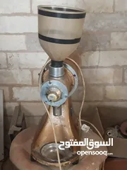  1 لعبه اطفال كهربا وماكينة طحن قهوه
