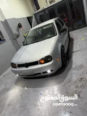  1 جولف موديل 2000 سيارة منفوضة بالكامل