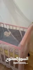  4 تخت بيبي خشب  بفتح من جهة الام