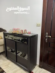  12 طقم كنب خشب تقيل بحال الجديد سجاد كبير ووسط برادي وطقم طاولات مربعة وطقم طاولات بيضوية وخزانة أحذية