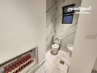  9 شقة فارغة للبيع في ام اذينة  ref : 14124