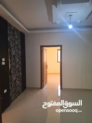  3 شقة شبه ارضية فاخرة مع ساحة خاصة للبيع ، موقع مميز وهادئ