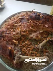  12 شيف شرقي وغربي وسلطات ابحث عن عمل خبرة في الاكل العربي والغربي والسلطات خبره اكثر من 15سنه
