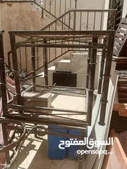  11 موجود شمسيتين للبيع وخمس كراسي وكرسي كبير الهم أكثر من وضعية