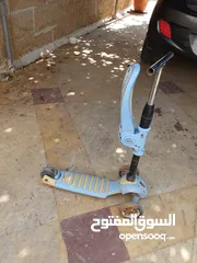  1 سكوتر نظيف شغال بس لبريك مكسور